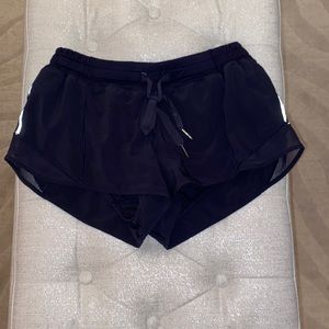 Lululemon 2.5” hotty hot shorts with tie